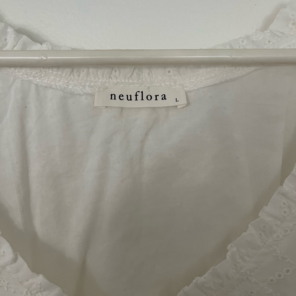 Neuflora white button up blouse size large - Picture 2 of 3